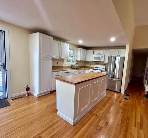 17 Worcester Lane, Hyannis, MA 02601