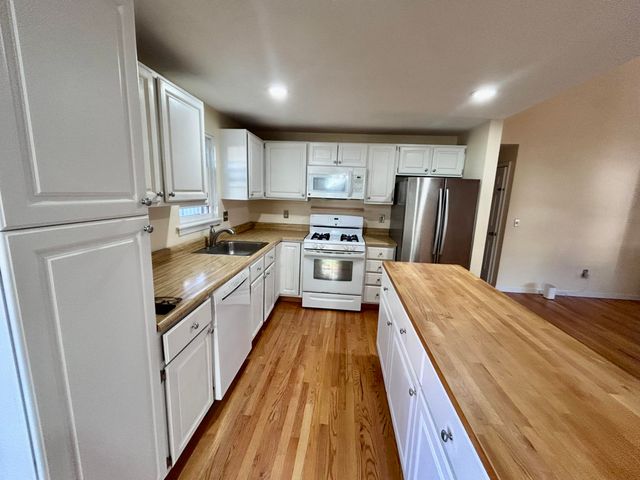 17 Worcester Lane, Hyannis, MA 02601