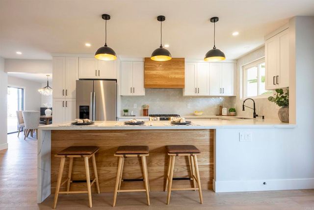 5610 Chateau Drive, San Diego, CA 92117
