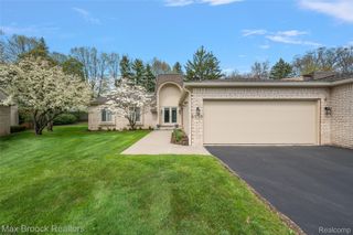 5175 Woodlands Drive, Bloomfield Charter Township, MI 48302