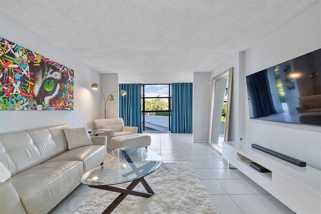 600 Parkview Dr 227, Hallandale Beach, FL 33009