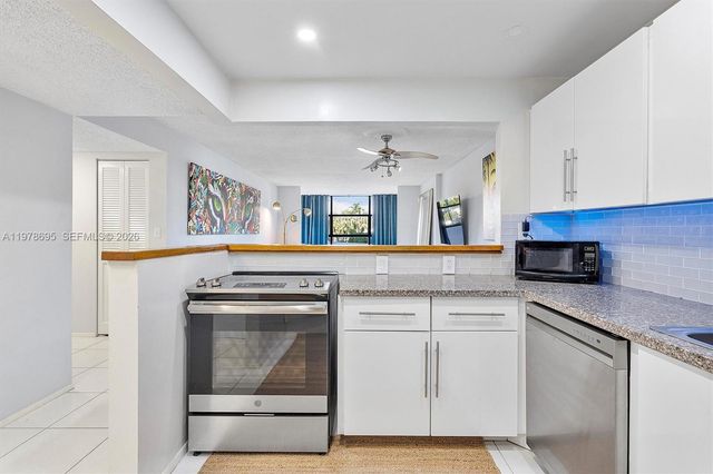 600 Parkview Dr 227, Hallandale Beach, FL 33009