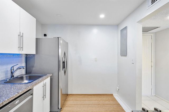 600 Parkview Dr 227, Hallandale Beach, FL 33009