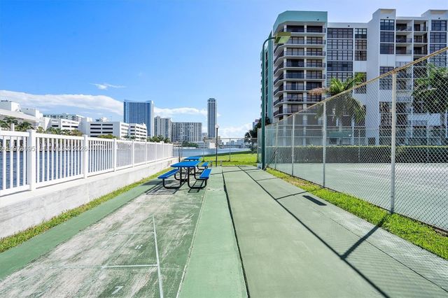 600 Parkview Dr 227, Hallandale Beach, FL 33009