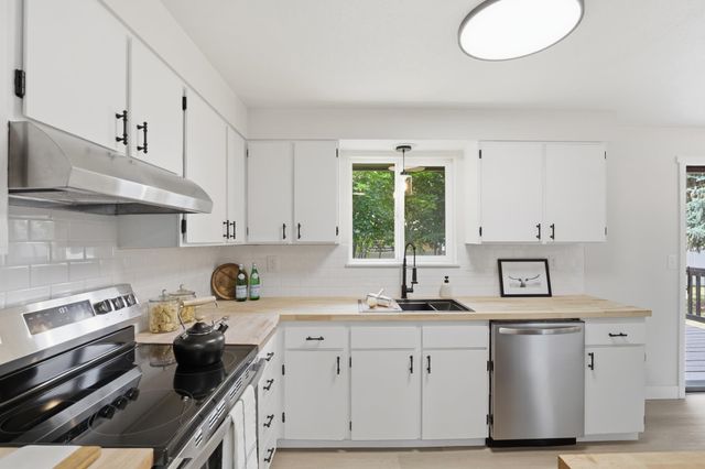 2318 S Calvin Rd, Veradale, WA 99037