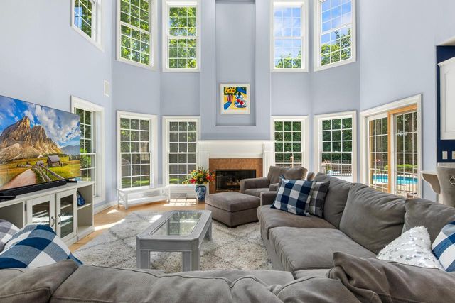 W310N6685 Caddy COURT, Hartland, WI 53029