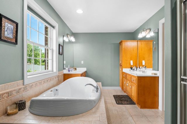 W310N6685 Caddy COURT, Hartland, WI 53029
