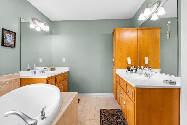 W310N6685 Caddy COURT, Hartland, WI 53029