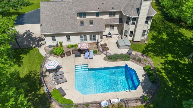W310N6685 Caddy COURT, Hartland, WI 53029