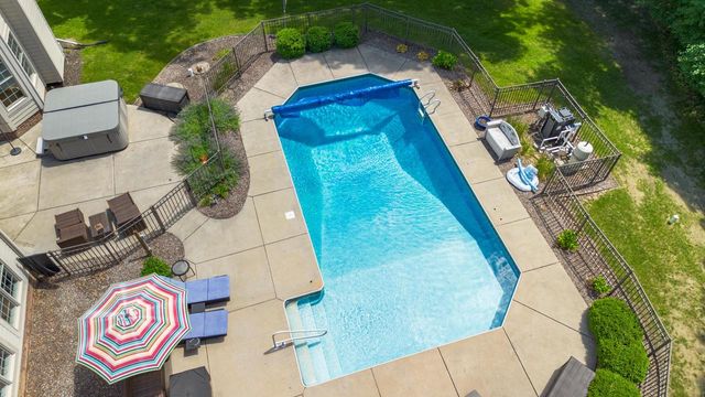 W310N6685 Caddy COURT, Hartland, WI 53029