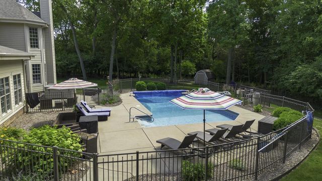 W310N6685 Caddy COURT, Hartland, WI 53029