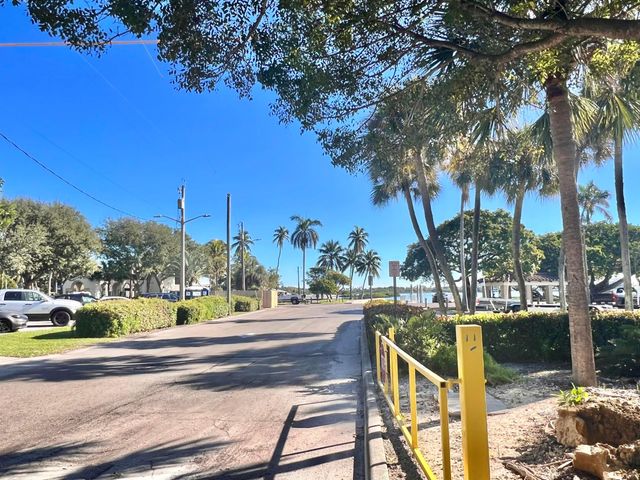 101 S GOLFVIEW Road 1, Lake Worth Beach, FL 33460