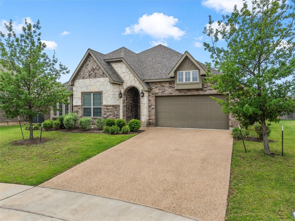 905 Heriot Court, Mcgregor, TX 76657