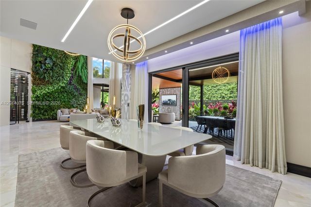 541 E Enclave Cir E, Pembroke Pines, FL 33027