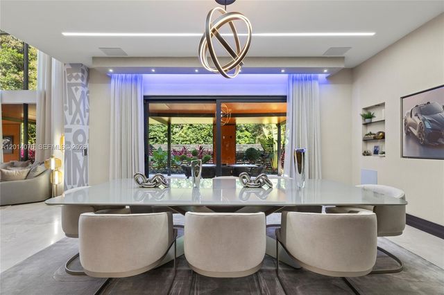 541 E Enclave Cir E, Pembroke Pines, FL 33027