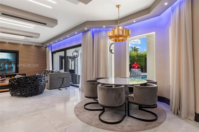 541 E Enclave Cir E, Pembroke Pines, FL 33027