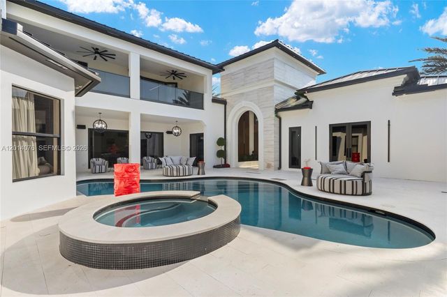541 E Enclave Cir E, Pembroke Pines, FL 33027