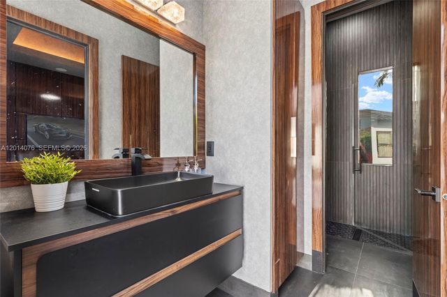 541 E Enclave Cir E, Pembroke Pines, FL 33027