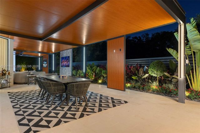 541 E Enclave Cir E, Pembroke Pines, FL 33027
