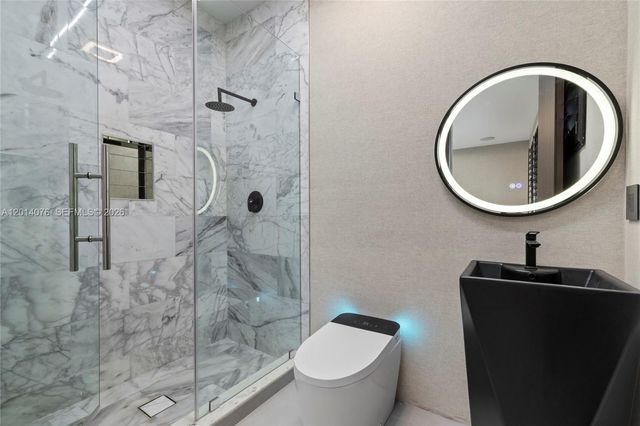541 E Enclave Cir E, Pembroke Pines, FL 33027