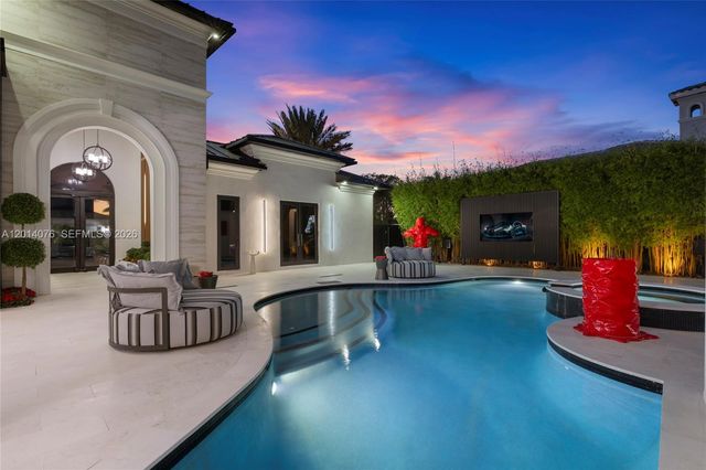 541 E Enclave Cir E, Pembroke Pines, FL 33027