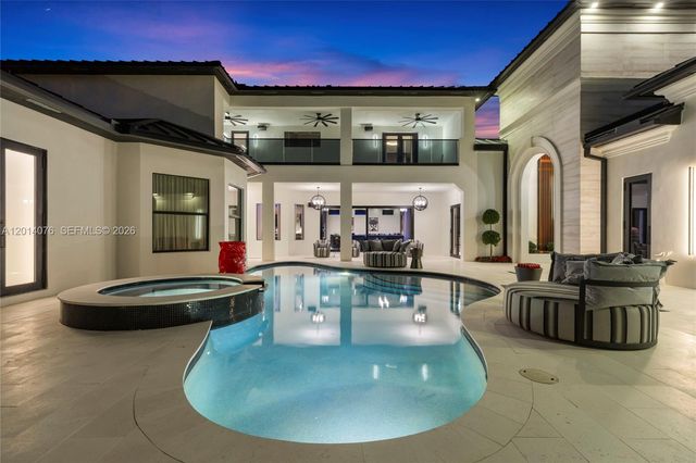 541 E Enclave Cir E, Pembroke Pines, FL 33027