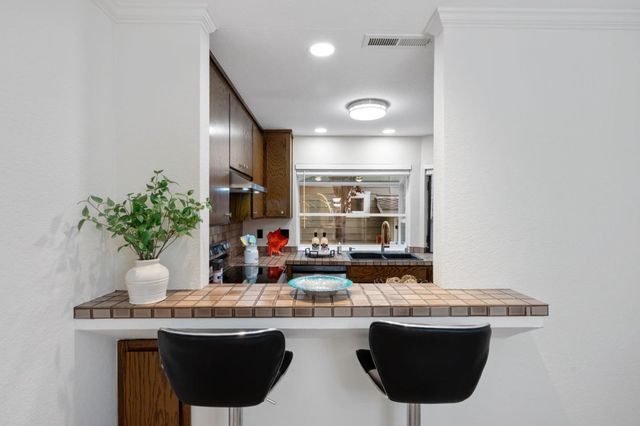 2071 Plymouth Street J, Mountain View, CA 94043