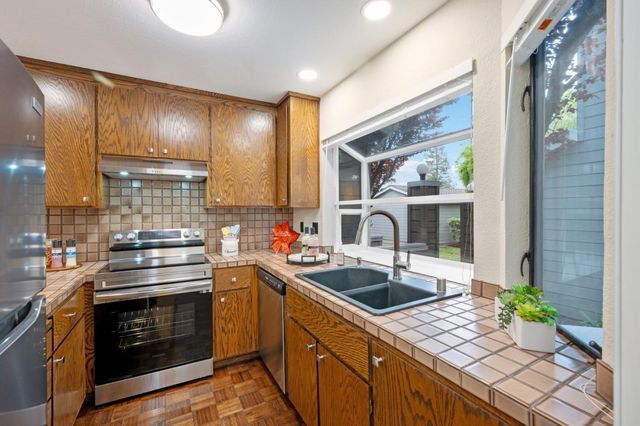 2071 Plymouth Street J, Mountain View, CA 94043