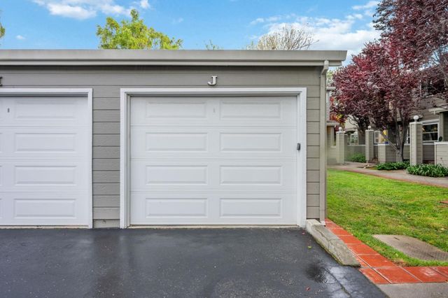 2071 Plymouth Street J, Mountain View, CA 94043