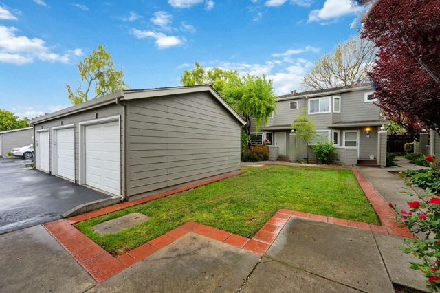 2071 Plymouth Street J, Mountain View, CA 94043