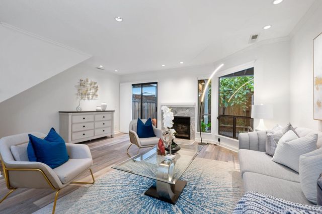 2071 Plymouth Street J, Mountain View, CA 94043