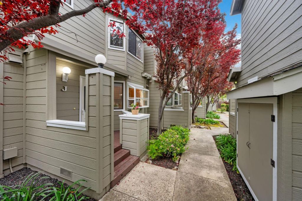 2071 Plymouth Street J, Mountain View, CA 94043