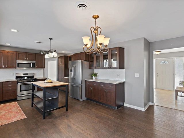 8210 Ridgewood Road, Rock Island, IL 61201