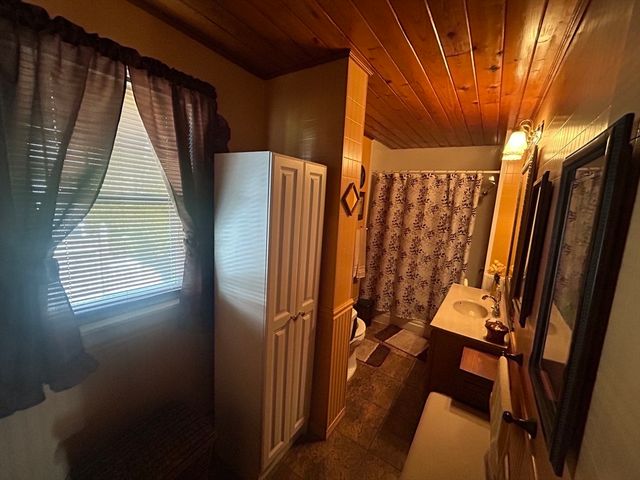 61 Catherine St, Chicopee, MA 01013