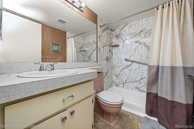 29484 Hoover Road, Warren, MI 48093