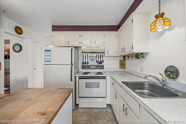 29484 Hoover Road, Warren, MI 48093