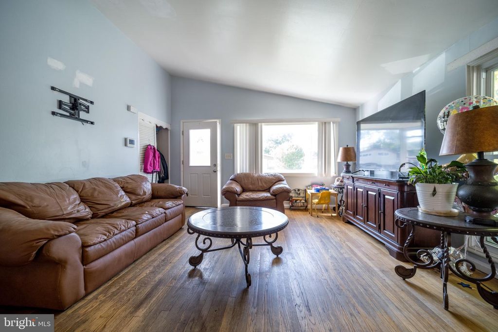 Image 2 of property listing at 4125 RONIS, Pikesville, MD 21208