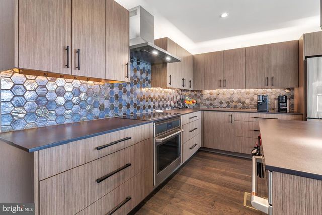 2724 HOLLY BEACH RD, Baltimore, MD 21221