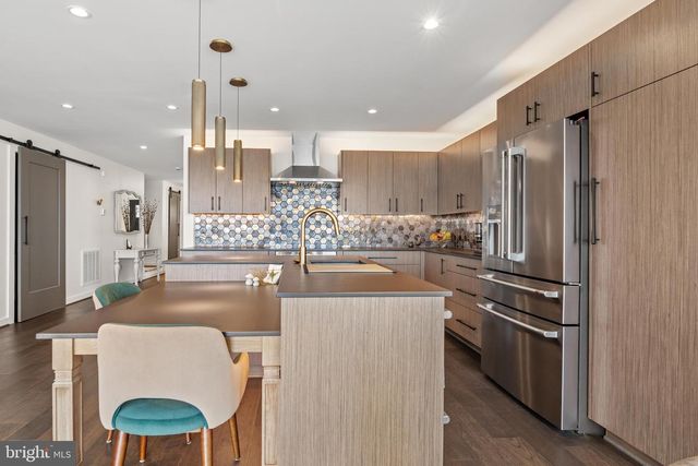 2724 HOLLY BEACH RD, Baltimore, MD 21221