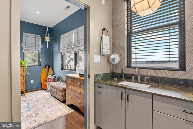 2724 HOLLY BEACH RD, Baltimore, MD 21221