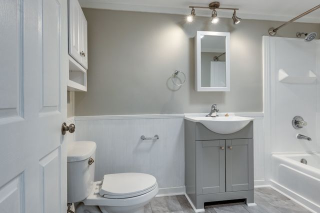 404 Green Acres Dr, Columbia, TN 38401