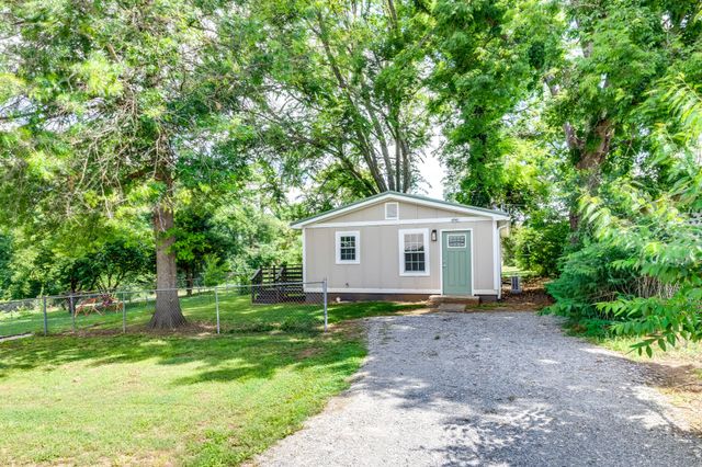 404 Green Acres Dr, Columbia, TN 38401