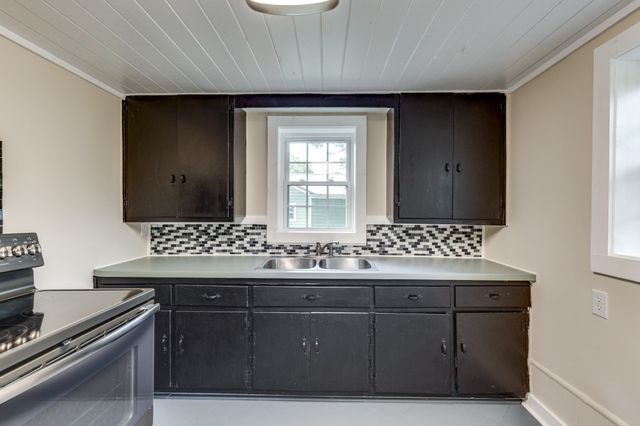 404 Green Acres Dr, Columbia, TN 38401