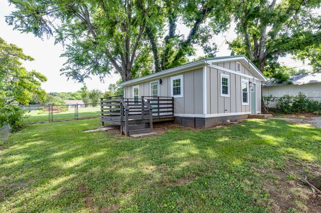 404 Green Acres Dr, Columbia, TN 38401