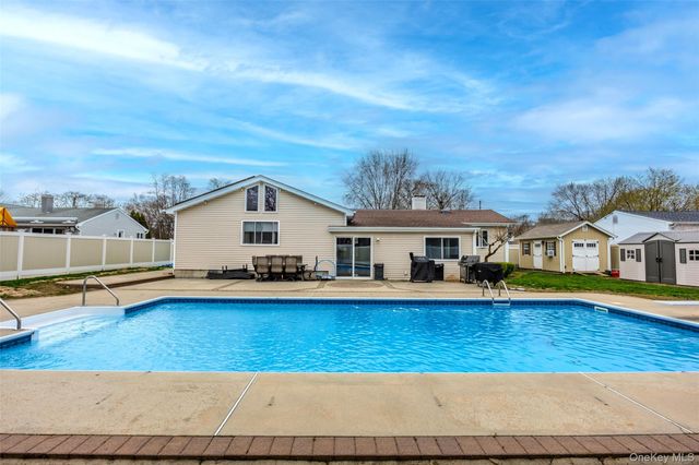 31 Halliday Road, Coram, NY 11727