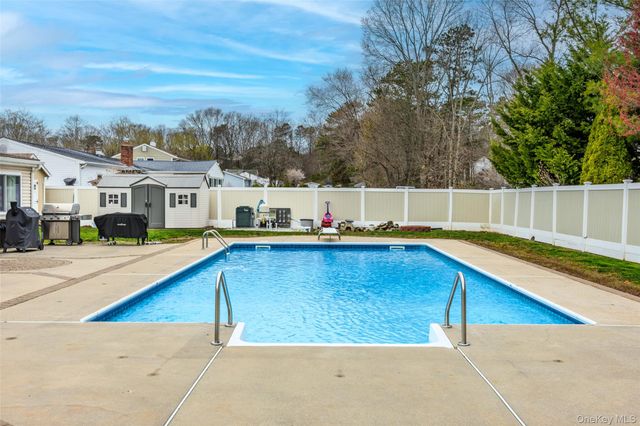 31 Halliday Road, Coram, NY 11727