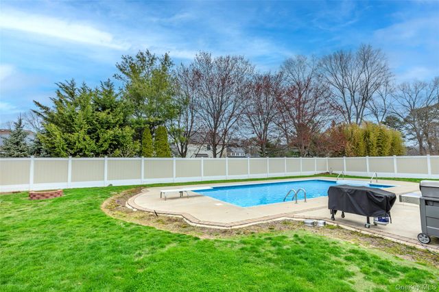 31 Halliday Road, Coram, NY 11727