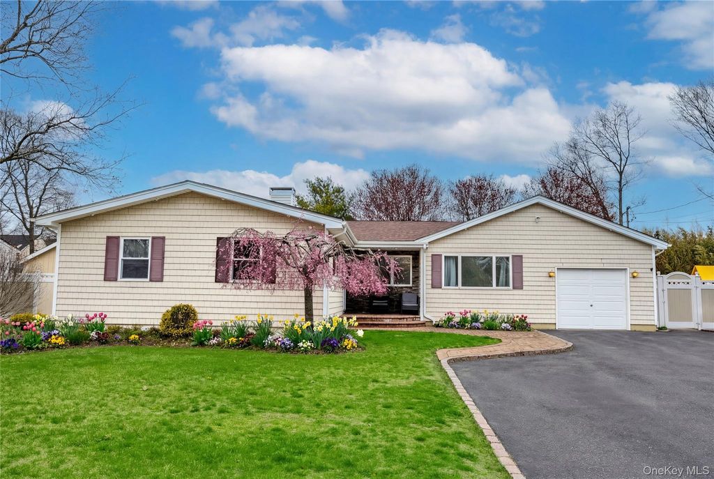 31 Halliday Road, Coram, NY 11727
