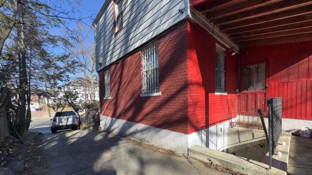 242 Vanderbilt Avenue, New York City, NY 10304