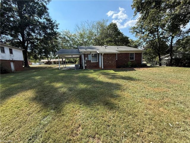 2201 Stonehaven Road, Kernersville, NC 27284